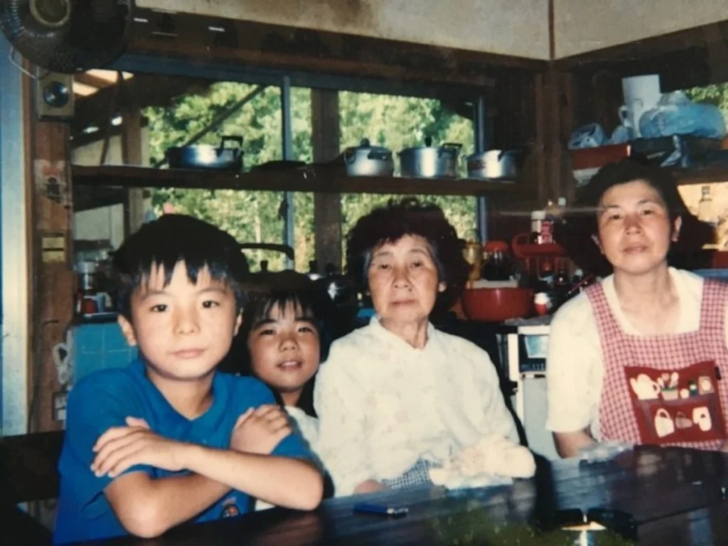 太宰府市で訪問リハビリマッサージをしている田上代表の幼少期の祖母との写真