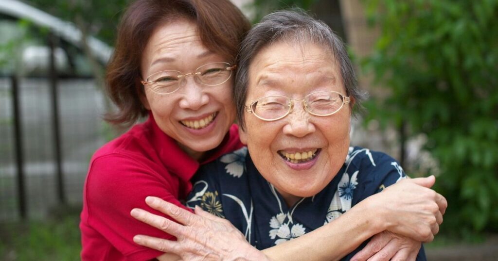 高齢女性と娘さんの満面の笑顔